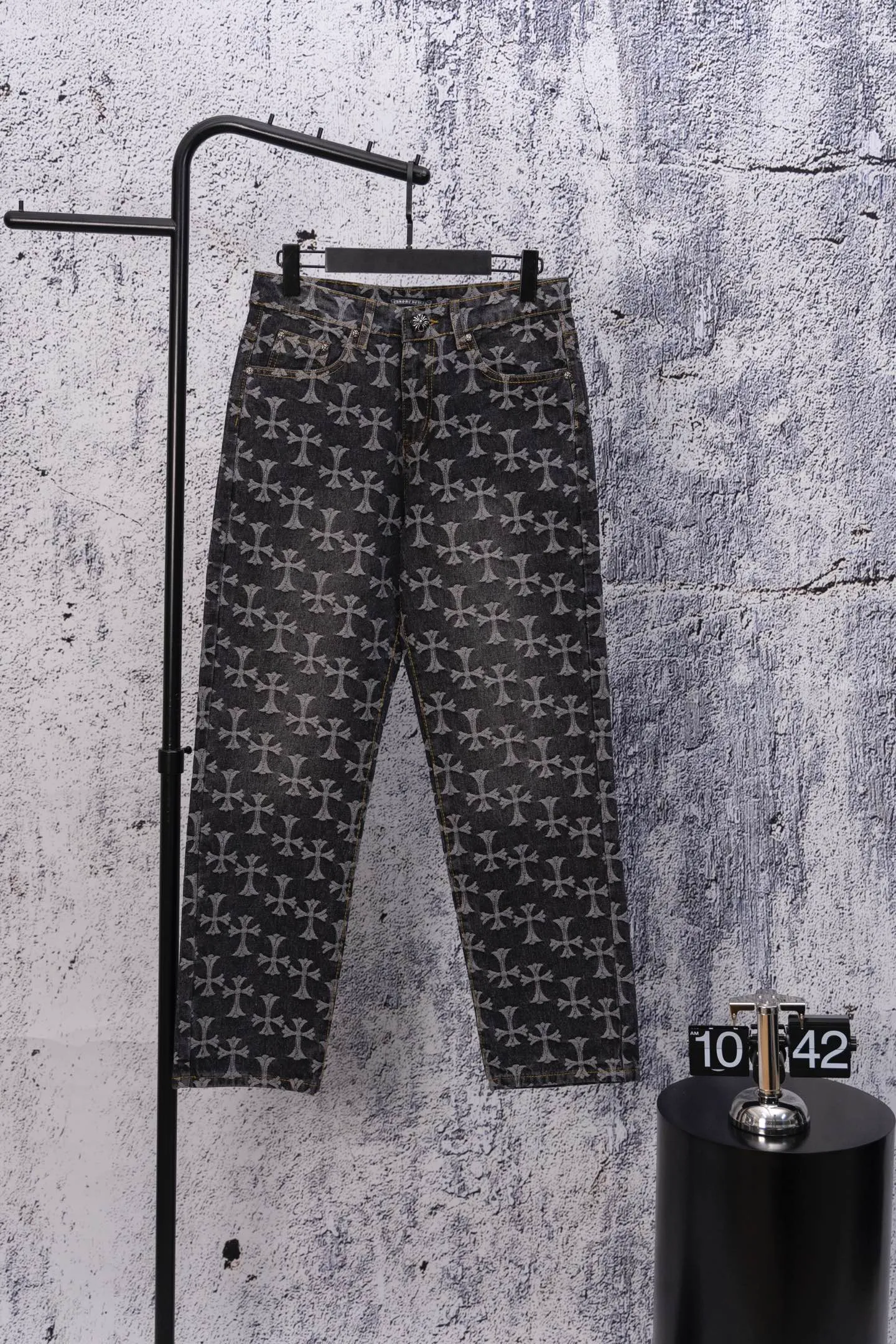 P200 Chrome Hearts CH Chrome Hearts double-sided full-print LOGO jacquard dark pattern heavy-duty denim jacket jeans denim suit same style as Internet celebrity star cross full-print denim jacket jeans, unique cross design elements plus all-over printing, full of design sense. It is made of 100% denim cotton fabric with heavy coarse yarn count, which ensures a stiff and tough silhouette while being soft, comfortable and breathable. The lapel is designed with silver buttons and is full of texture. The classic white cross logo is all over the dress, making it a perfect versatile style for spring and summer! Customized jacquard fabric, you can wear it in various styles. This gender-neutral shirt is a must-have for nightclubs. It can be worn as a jacket for both men and women. It can be easily worn by both men and women! The original loose version is made of high-quality pure cotton fabrics. The fabric pattern is high-definition and delicate without burrs. It is comfortable and breathable to wear. All the buttons are molded and customized. It is casual and fashionable and can be matched with any bottoms. It can be windproof and sunproof in spring and summer. It can be worn outside in autumn and winter! Easily concave shape makes you look slimmer and taller, perfect for both men and women! Color: Black Blue Size: Jacket S-XL Pants 28-36